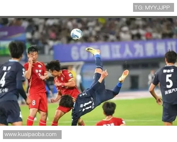 球场上的温情时刻：对手携手共克困难展现体育精神